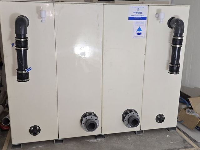 Smooth-panel tank
